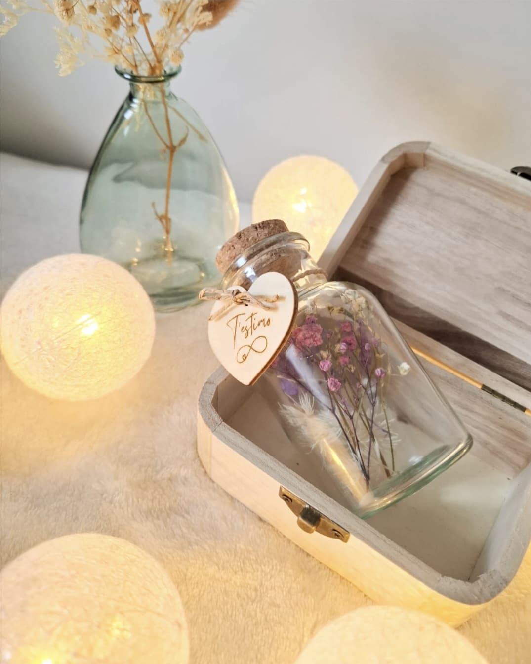 Bote con flores secas y etiqueta de madera personalizable