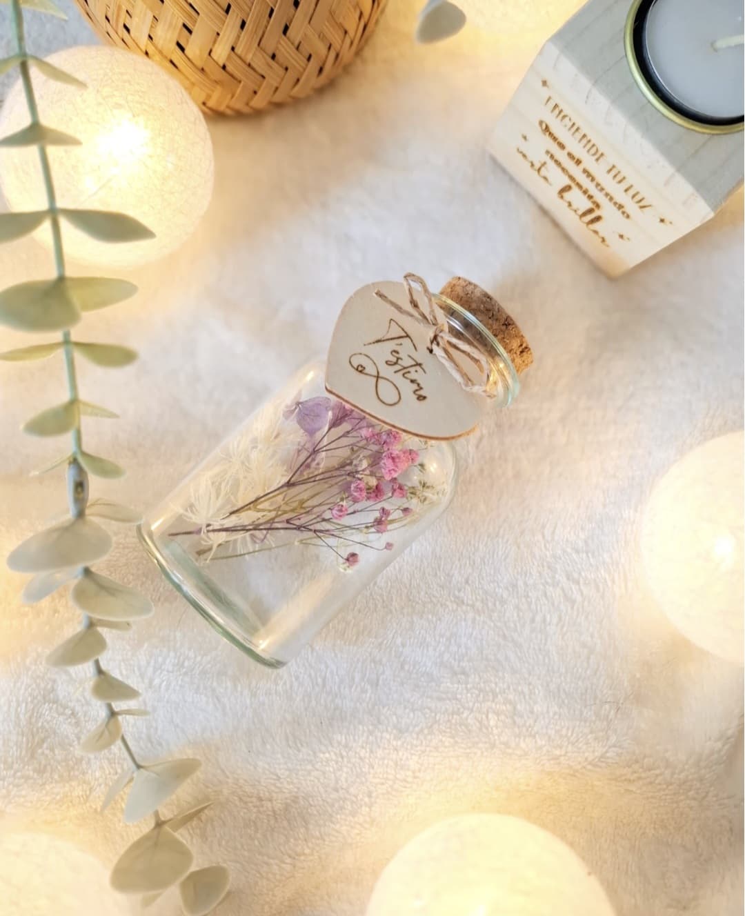 Bote con flores secas y etiqueta de madera personalizable