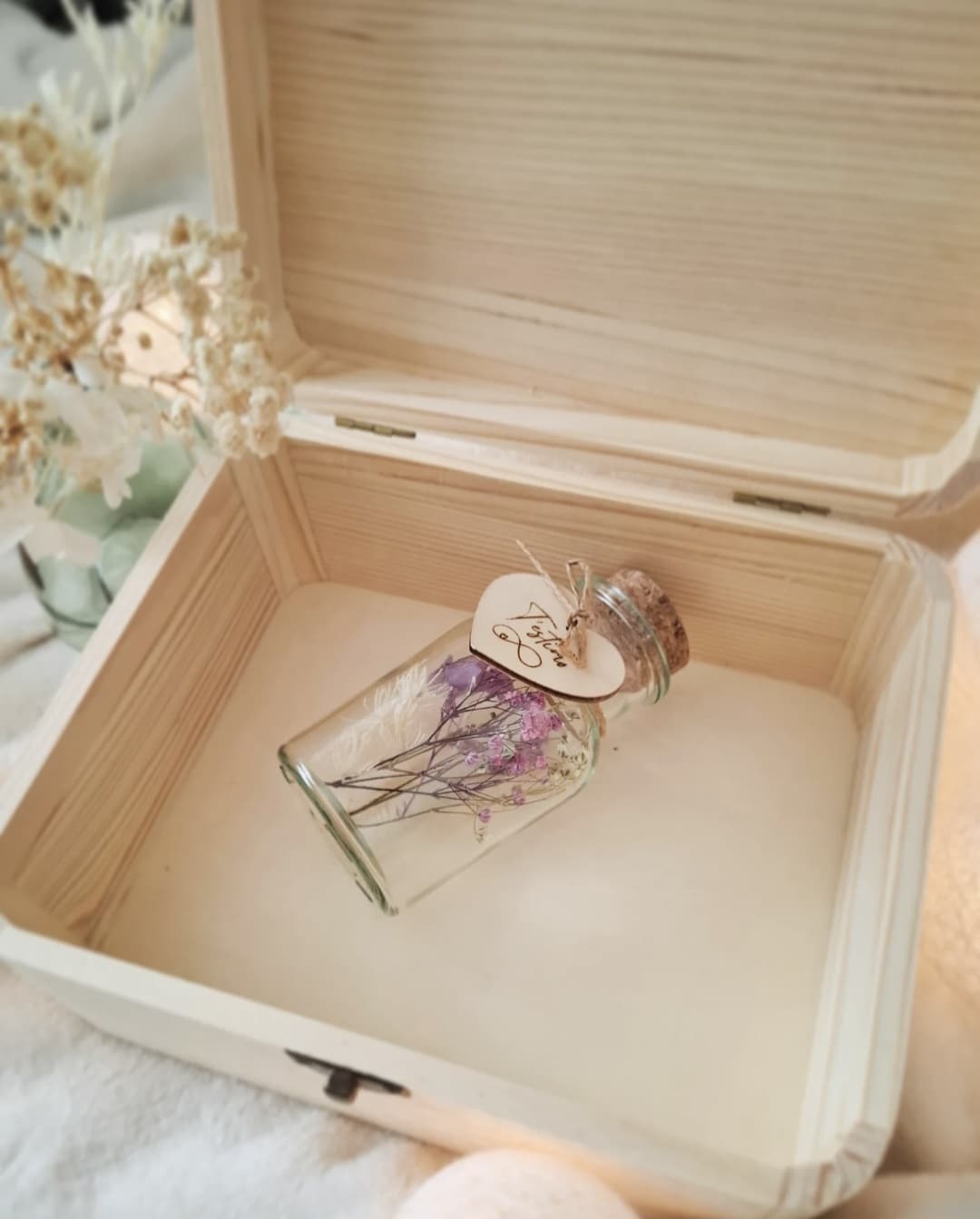 Bote con flores secas y etiqueta de madera personalizable